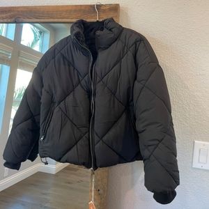 Are you ready for the fall?This reverse classy puffer jacket is 🔥